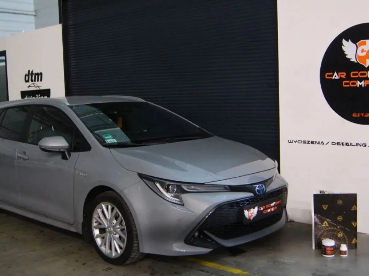 Toyota Corolla na podnośniku podczas procesu wygłuszania nadkoli przy użyciu mat STP Aero Gold oraz Bitmat