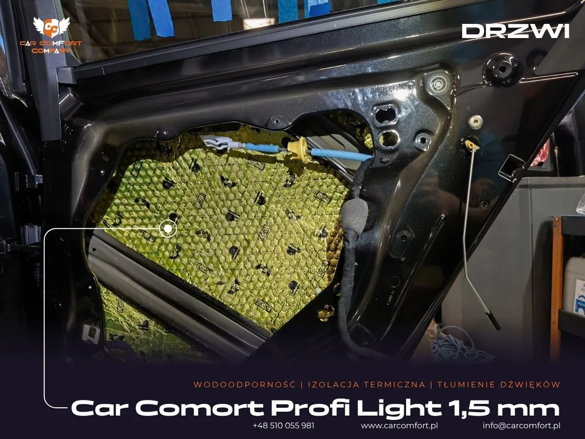 Wyciszanie drzwi w BMW M3 G81 – aplikacja pierwszej warstwy maty Car Comfort Profi 1,5 mm na wewnętrzną stronę poszycia.