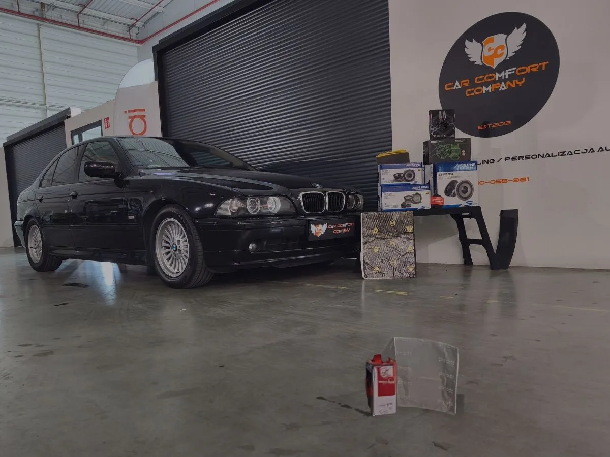 BMW 5 E39 – Profesjonalny montaż systemu audio Alpine & Hertz z kompleksowym wyciszeniem drzwi