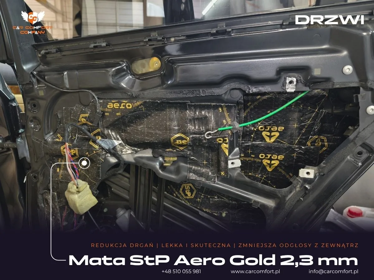 Wyciszenie drzwi BMW 5 E39 – pierwsza warstwa maty StP Aero Gold 2,3 mm na wewnętrznej blasze.