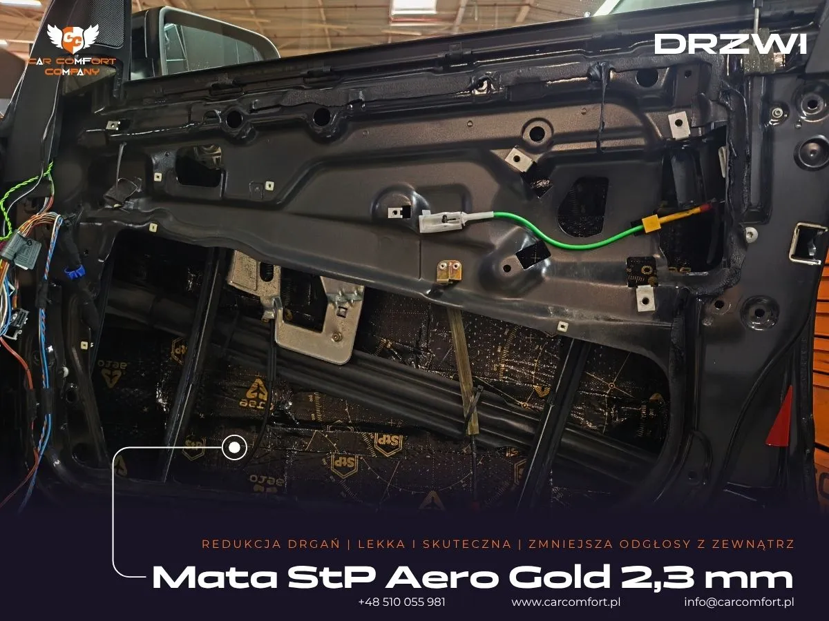 Wyciszenie drzwi BMW 5 E39 – pierwsza warstwa maty StP Aero Gold 2,3 mm na wewnętrznej blasze.