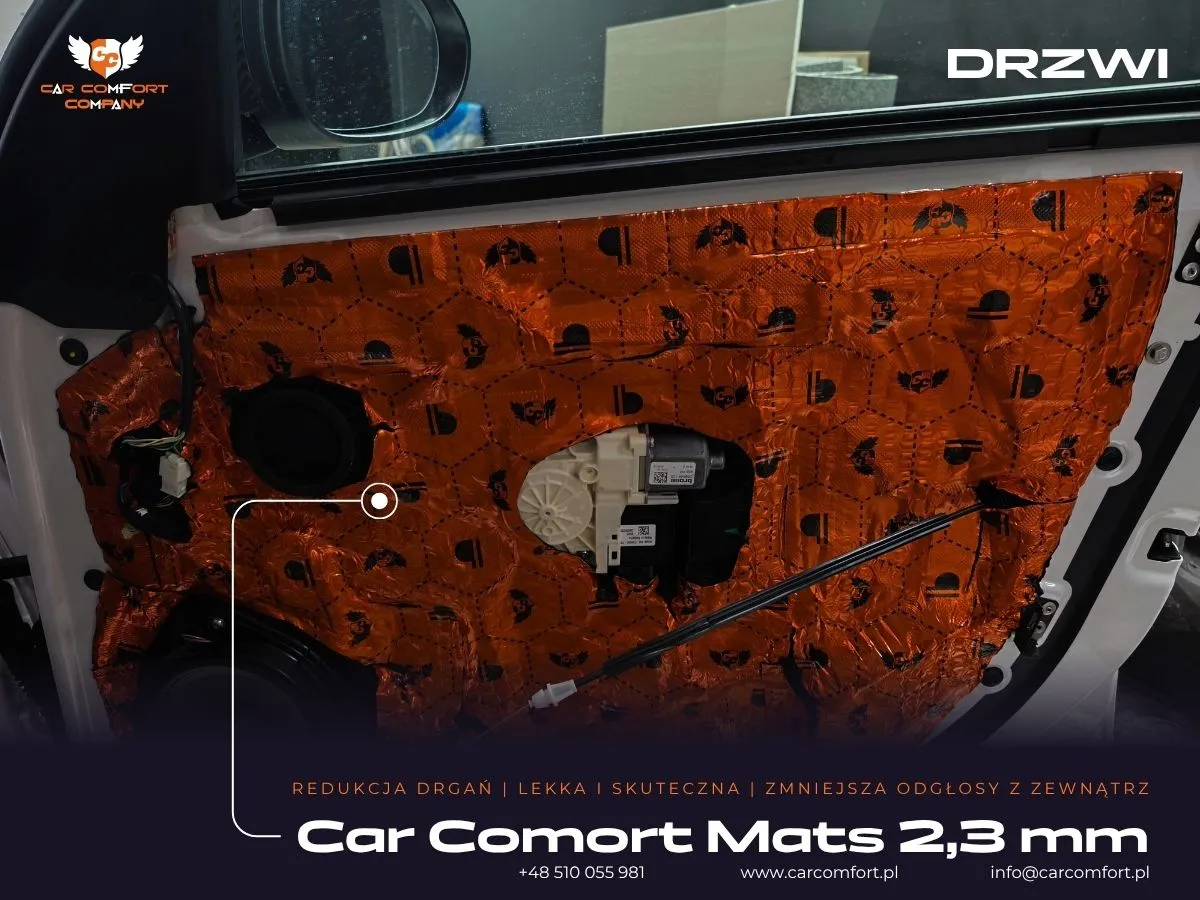 Druga warstwa wygłuszenia drzwi Alfy Romeo Giulia matą Car Comfort Mats 2,3 mm, zamykająca otwory technologiczne.