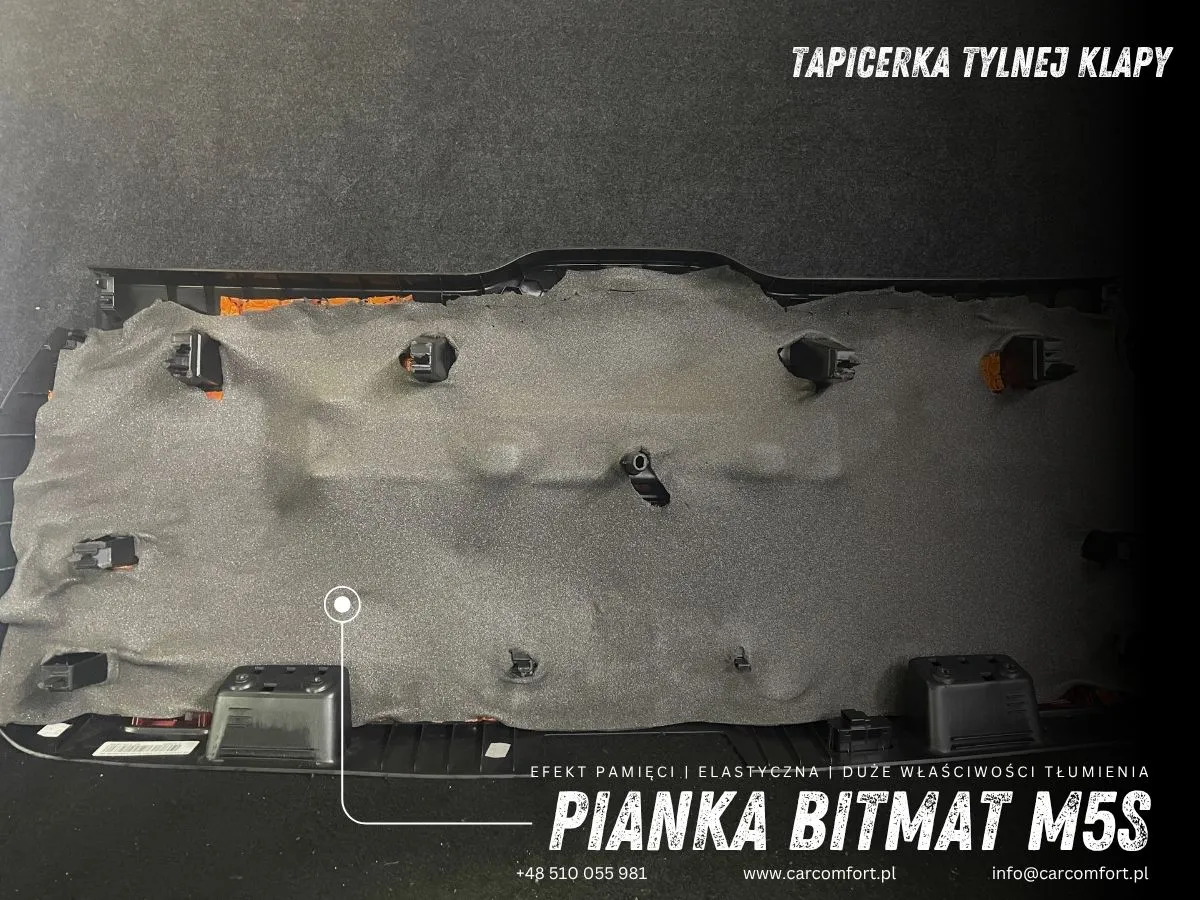  Druga warstwa pianki Bitmat M5s na tapicerce tylnej klapy Porsche Macan GTS.