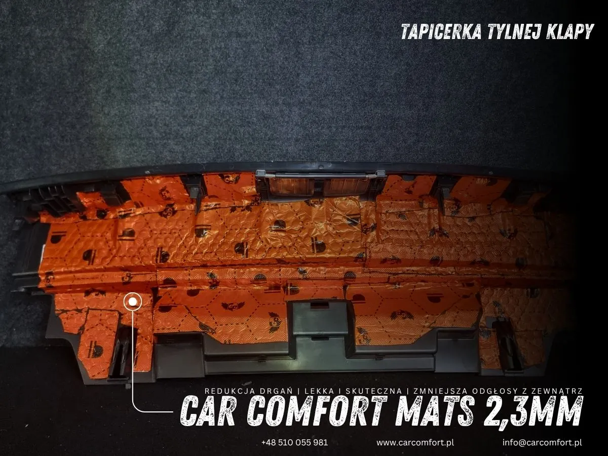 Wyciszenie tapicerki tylnej klapy Porsche Macan GTS – pierwsza warstwa maty Car Comfort Mats.