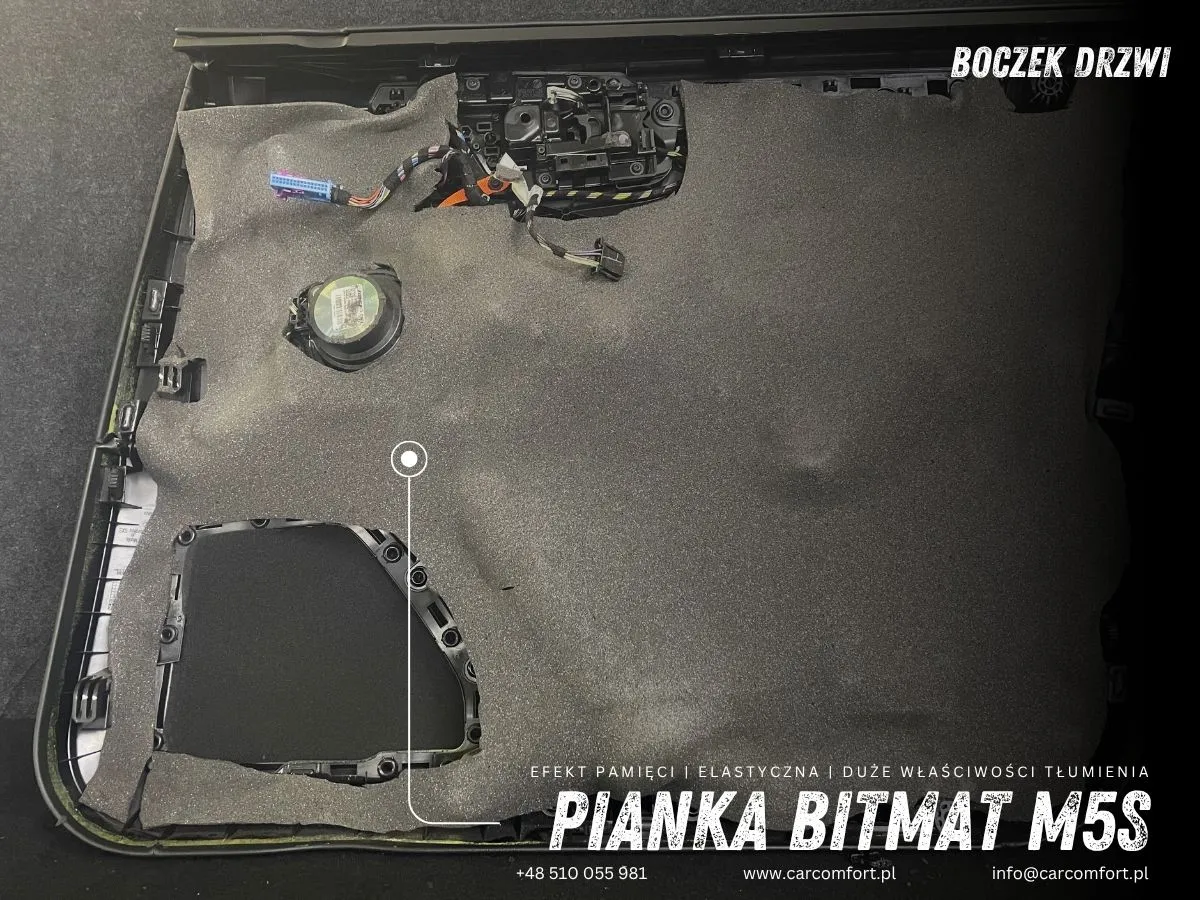  Druga warstwa pianki Bitmat M5s na boczku drzwiowym Porsche Macan GTS.