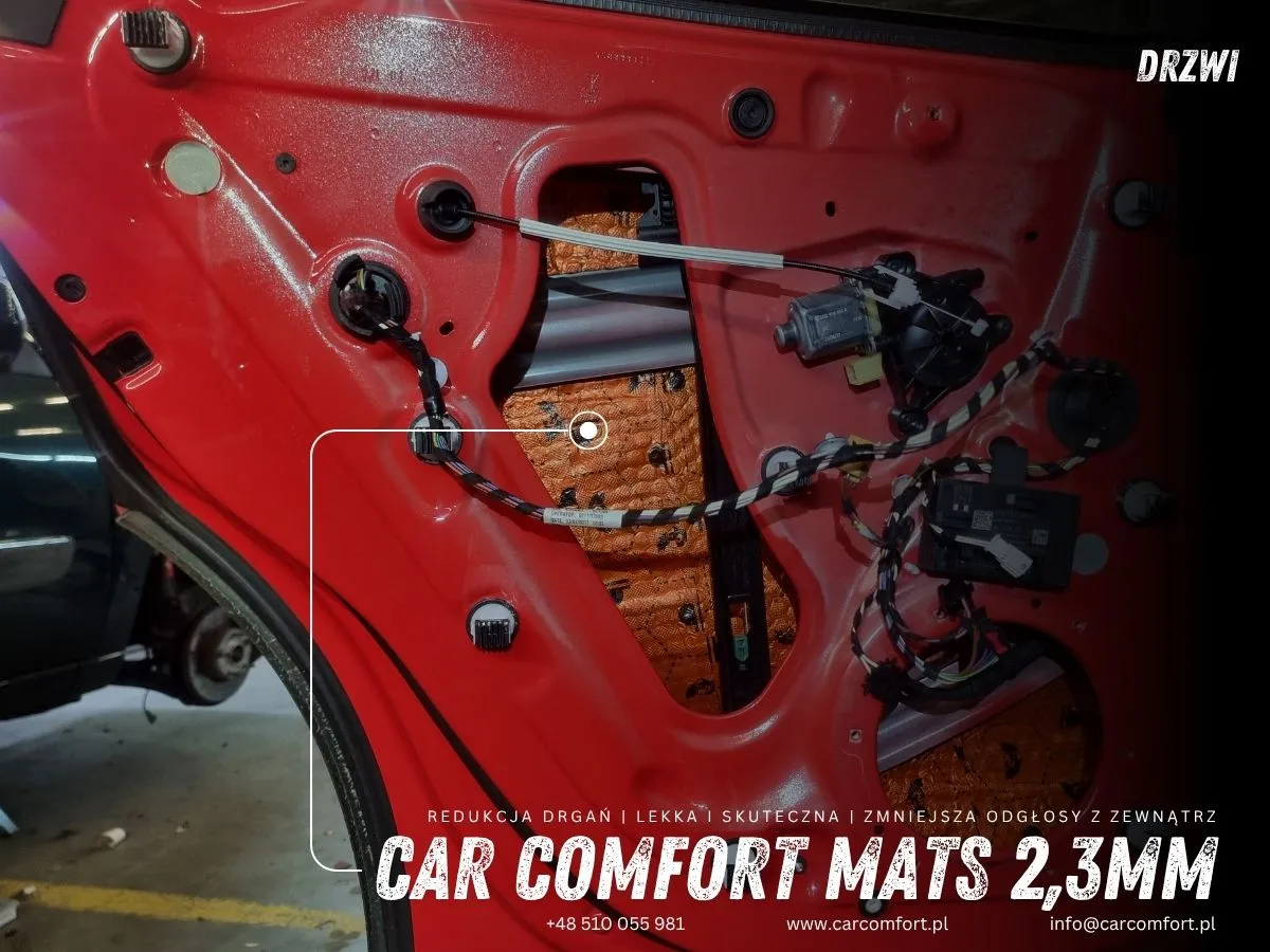 Pierwsza warstwa wyciszenia drzwi Porsche Macan GTS matą Car Comfort Mats na wewnętrznej blasze.