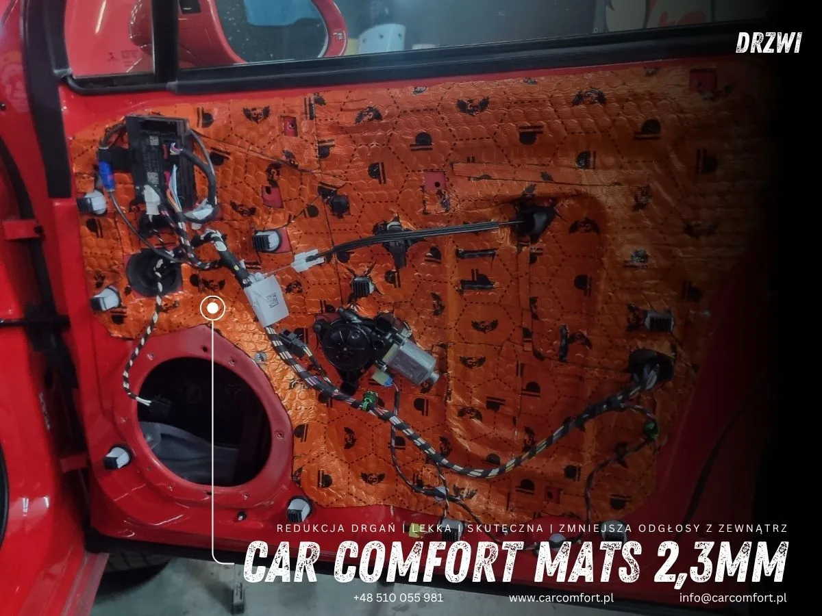 Trzecia (zamykająca) warstwa maty Car Comfort Mats na drzwiach Porsche Macan GTS.