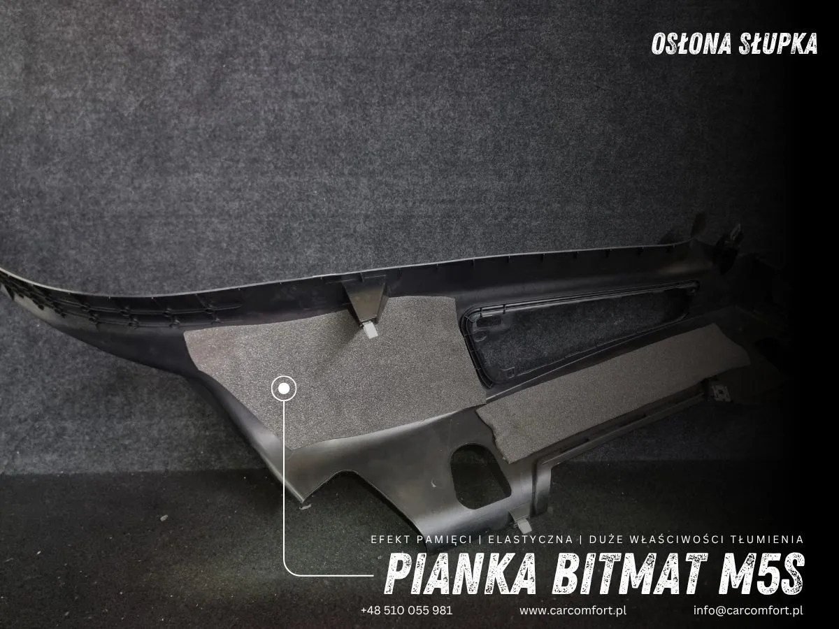 Druga warstwa pianki Bitmat M5s na plastikowej osłonie słupka w Porsche Macan GTS.