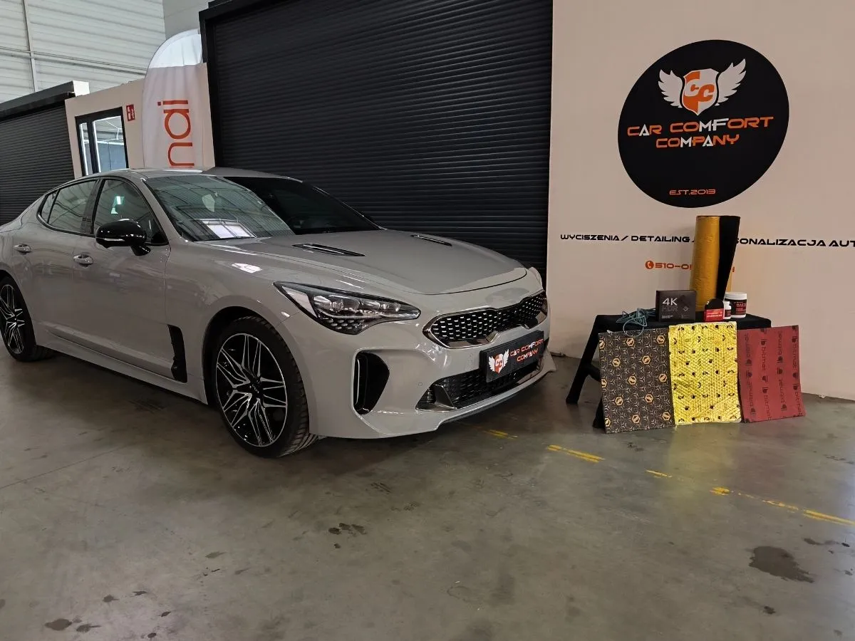 Kia Stinger GT – Kompleksowe wyciszenie (-2,8 dB) drzwi, nadkoli i bagażnika oraz montaż kamer 70mai A810