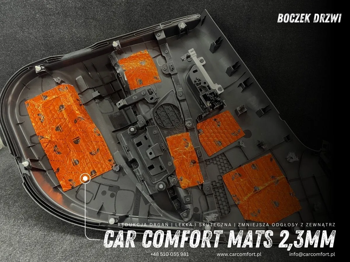 Wyciszanie boczka drzwiowego w Toyocie C-HR II – pierwsza warstwa maty Car Comfort Mats 2,3 mm.