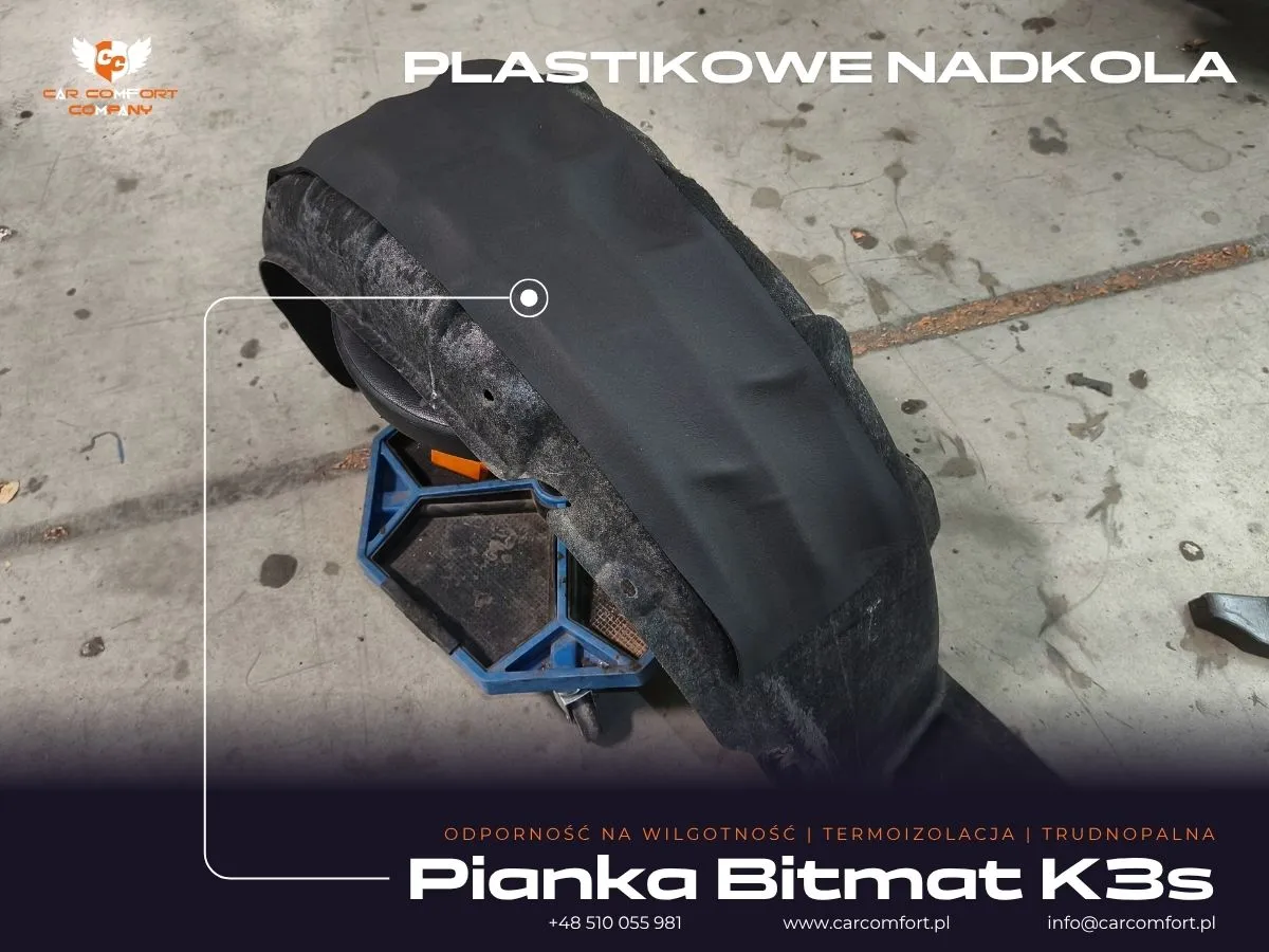 Druga warstwa pianki Bitmat K3s na plastikowej osłonie nadkola Volkswagena Touran.