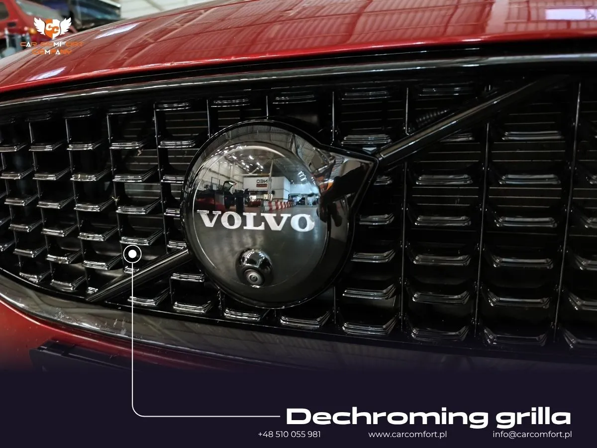Przedni grill Volvo S60 przed procesem dechromingu.