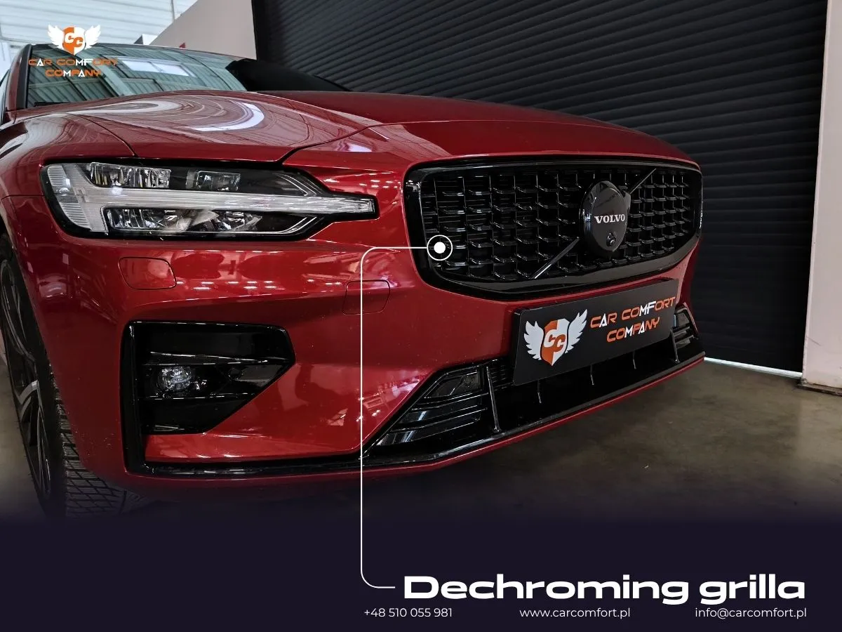 Przedni grill Volvo S60 przed procesem dechromingu.