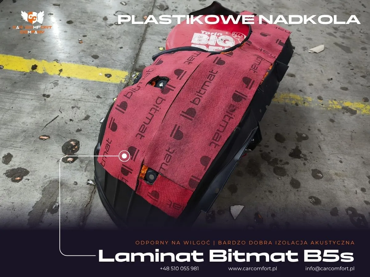  Druga warstwa pianki Bitmat B5s na plastikowej osłonie nadkola Mazdy 3 dla optymalnego tłumienia.