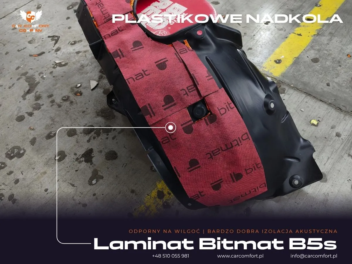  Druga warstwa pianki Bitmat B5s na plastikowej osłonie nadkola Mazdy 3 dla optymalnego tłumienia.