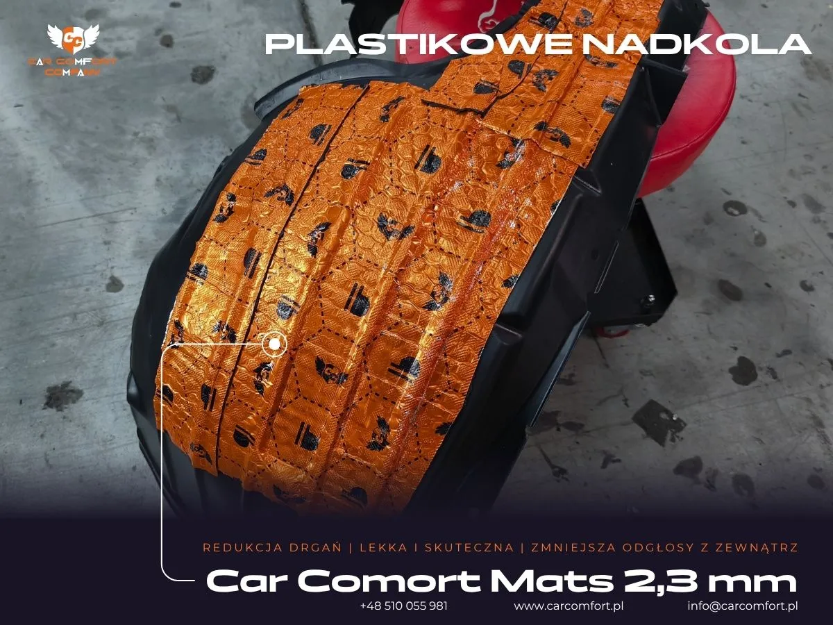 Wyciszanie plastikowej osłony nadkola w Maździe 3 – pierwsza warstwa z maty Car Comfort Mats.