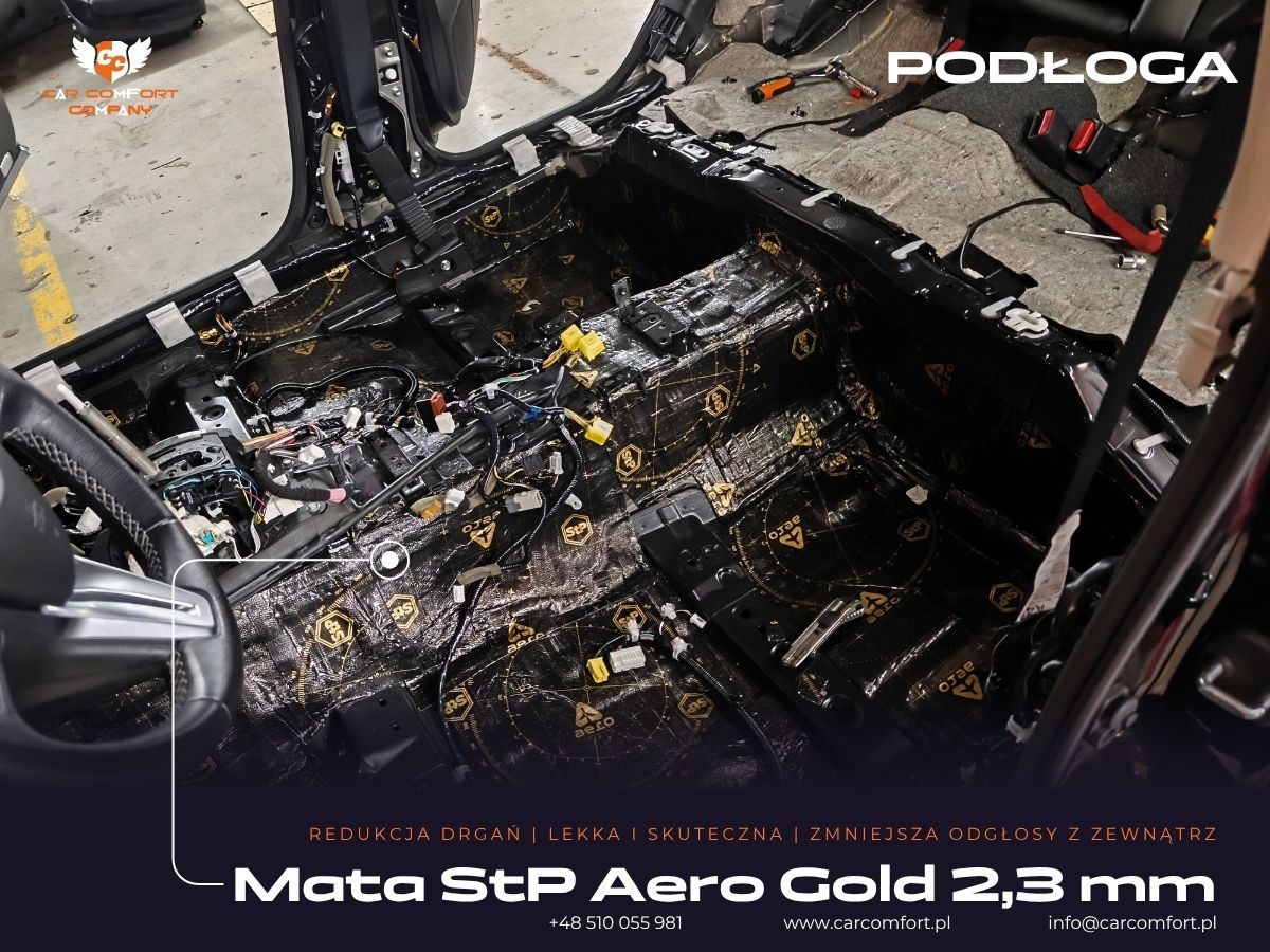 Aplikacja maty StP Aero Gold na podłodze Infiniti Q50.