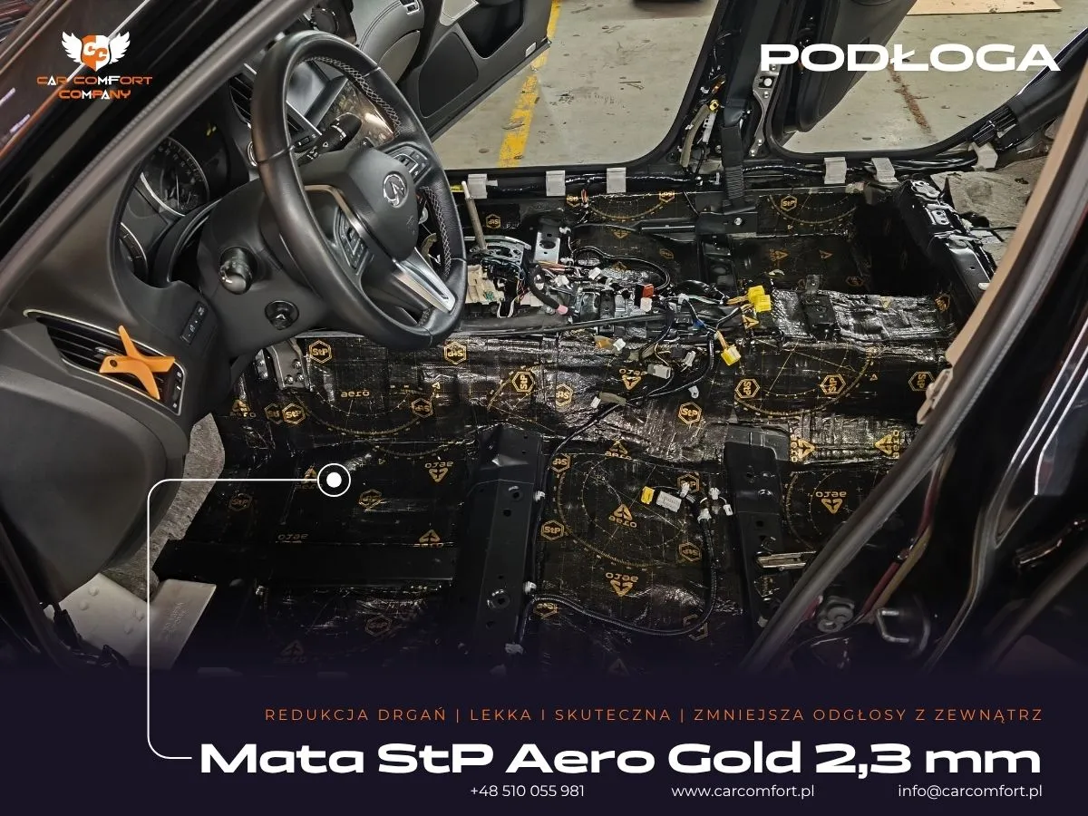 Mata StP Aero Gold na podłodze Infiniti Q50 jako pierwsza warstwa wyciszenia.