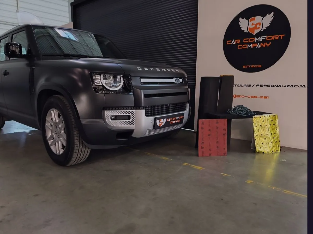 Land Rover Defender – Wyciszenie Drzwi, Słupków i Dachu
