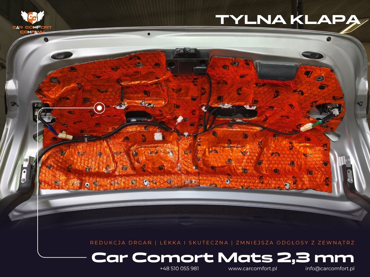 Wyciszenie tapicerki tylnej klapy bagażnika matą Car Comfort Mats w Toyota Camry.