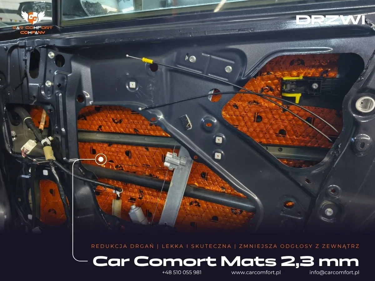 Aplikacja maty Car Comfort Mats na zewnętrznej blasze drzwi Subaru XV.