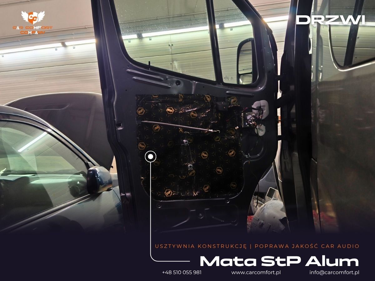 Mata StP Alum na zewnętrznej blasze drzwi przesuwnych Mercedes Sprinter.