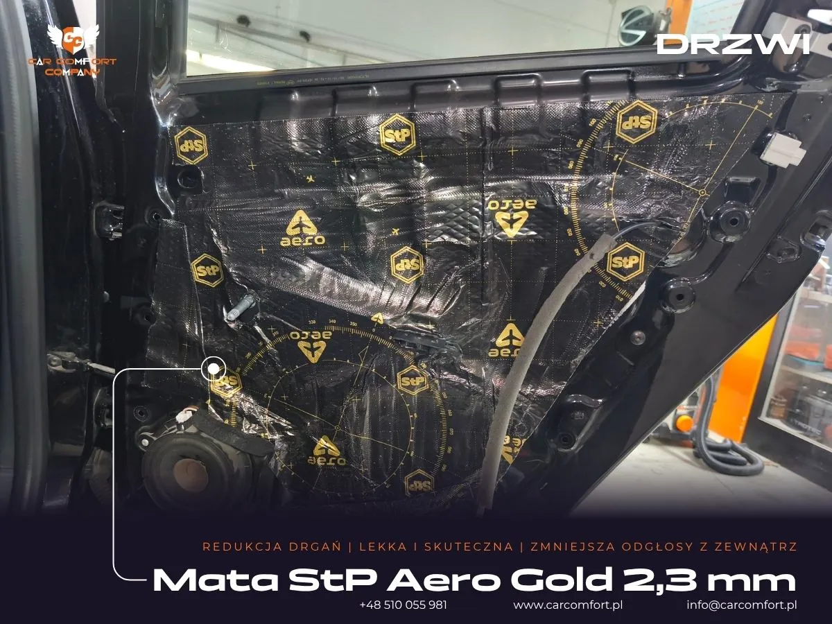 Aplikacja maty StP Aero Gold 2,3mm na zewnętrznej blasze drzwi Renault Clio 4.