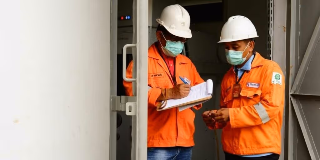 A worker taking training from his senior.
