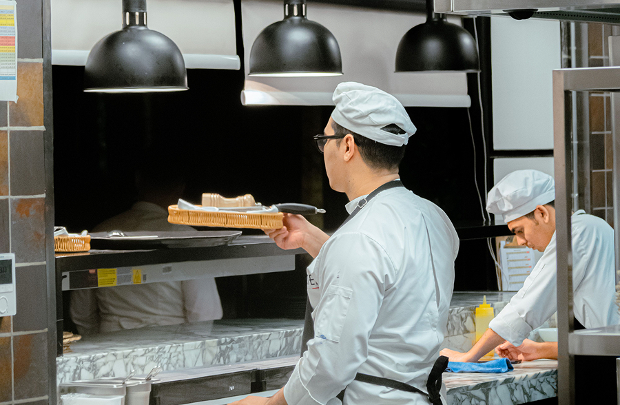 Employee messaging app for restaurant staff: 5 features that actually matter