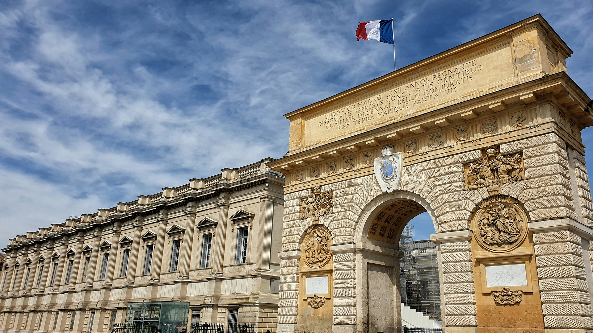 Vue aérienne de Montpellier avec texte sur l'automatisation de la comptabilité freelance