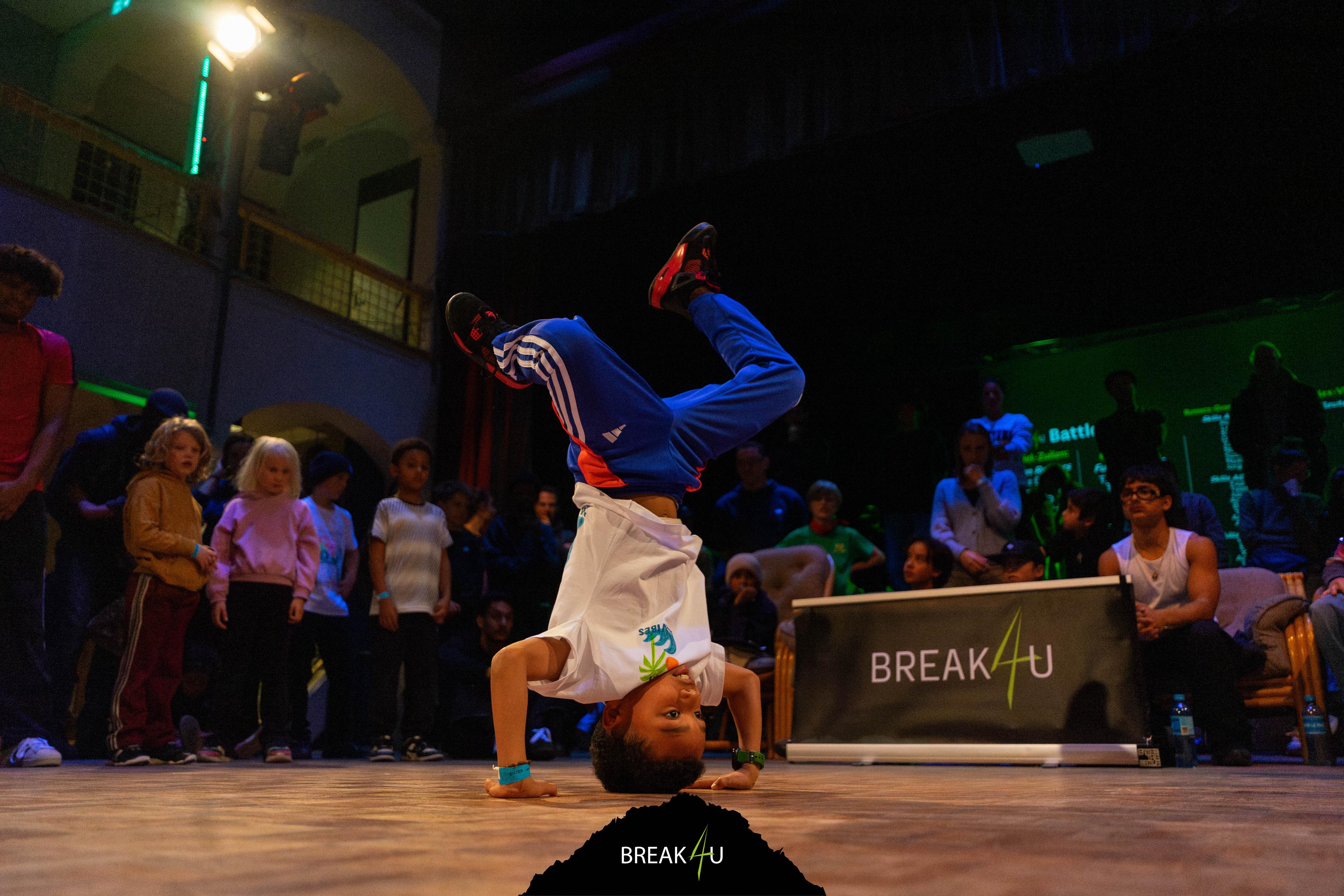 Kinderen doen een breakdance move tijdens een gratis Represent Your Hood les van Break4U in Utrecht