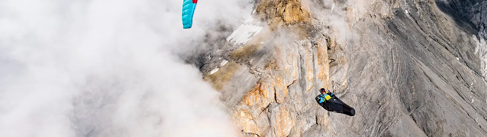 Image montrant un parapentiste en vol à Blumlisalp