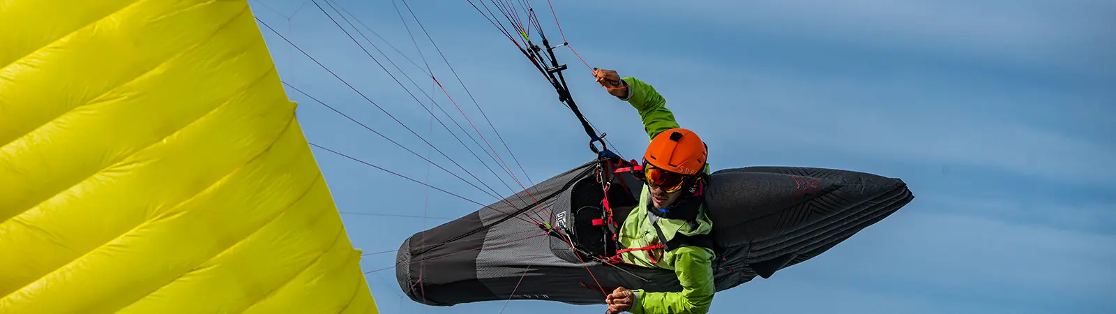 Image d'un pilote dans un harnais Genie X-Lite volant un Gin Explorer