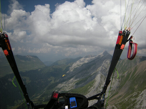 Image prise en vol avec vue sur la montagne