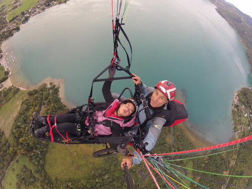 Image de Marie et Pierre-Paul en vol biplace au-dessus d'un lac