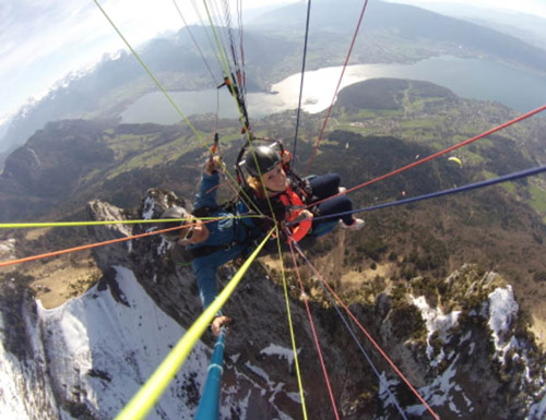 Image de deux personnes en biplace