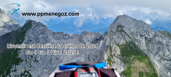 Image d’un parapente en vol avec des vœux de bonne année