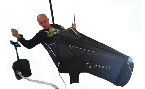 Image montrant l'extraction d'un parachute de secours