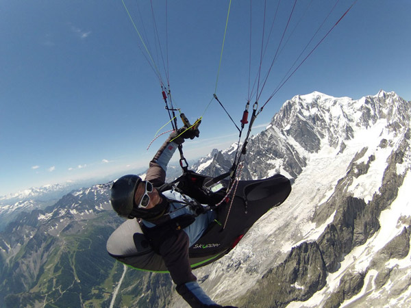 Image de Pierre-Paul Ménégoz en vol a 4400m sur le versant italien du Mont Blanc