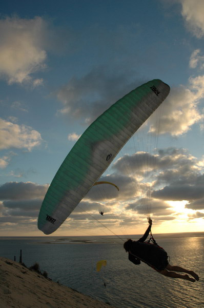 Image d'un parapentiste faisant des waggas à la Dune du Pilat