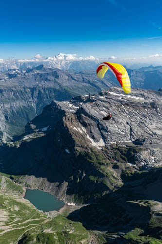 Image d'un parapente en vol