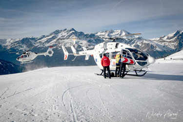 Image d’un hélicoptère dans la neige