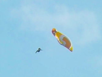 Image d’un parapentiste faisant un exercice en vol