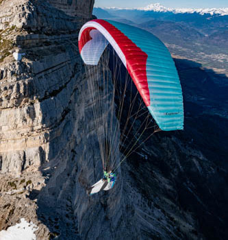 Image d'un parapente en vol