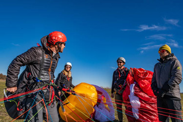 Image de pilotes de parapente avec leur équipement
