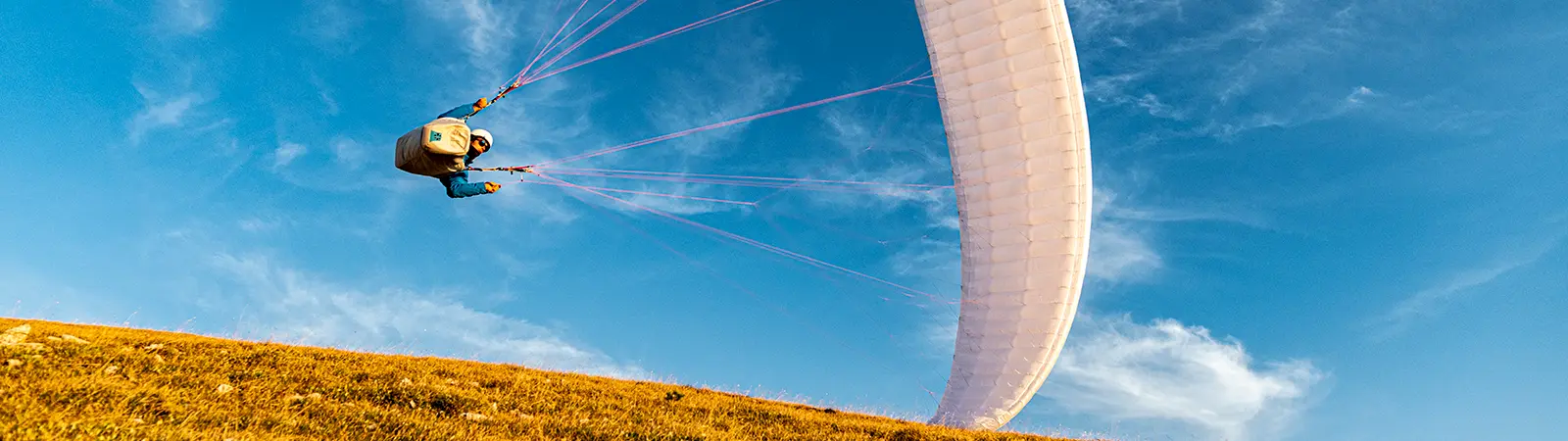 Image d'un parapente en vol au décollage