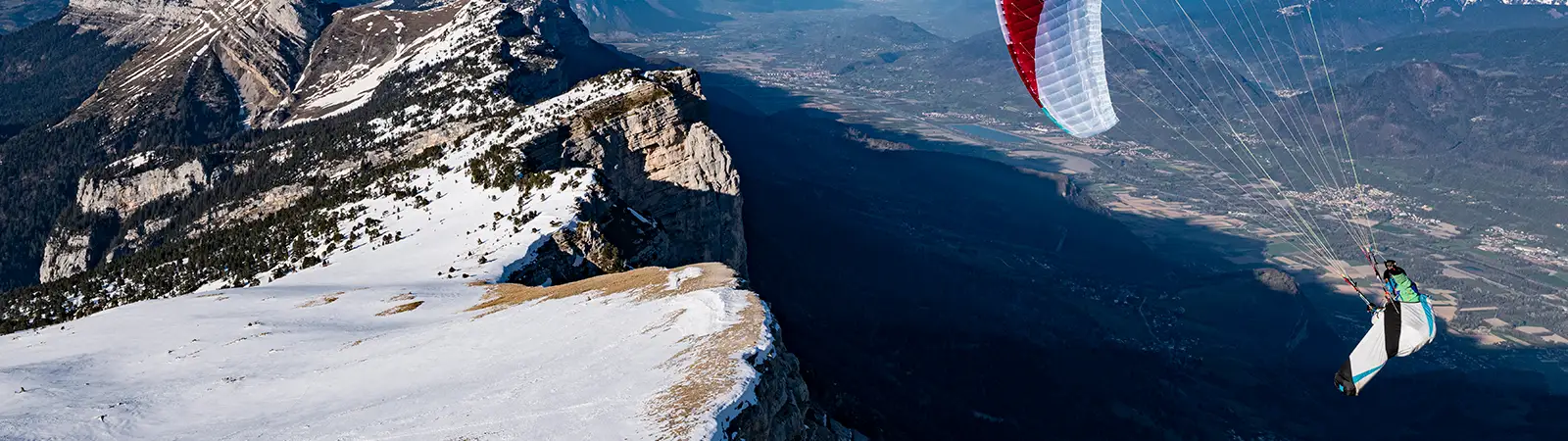 Image d’un parapente en vol au-dessus de la Chartreuse