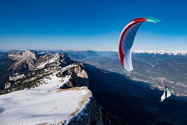 Image d’un parapente en vol au-dessus de la Chartreuse