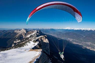 Image d’un parapente en vol au-dessus de la Chartreuse