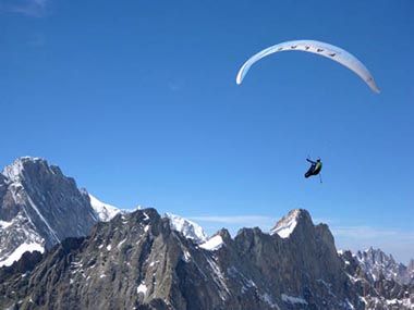 Image de Pierre-Paul Ménégoz en vol aux Grandes Jorasses